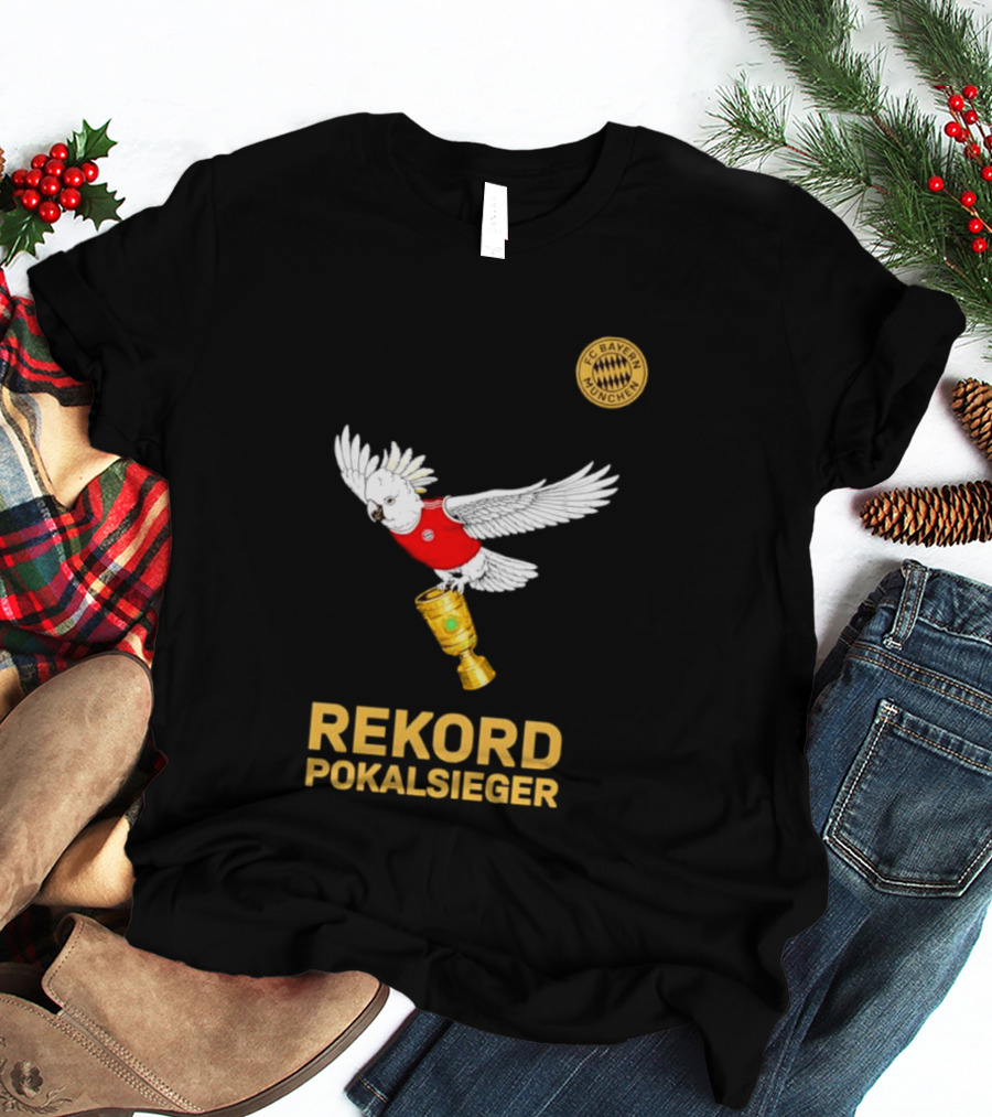 FC Bayern Munchen Rekord Pokalsieger Cockatoo With Trophy T-Shirt