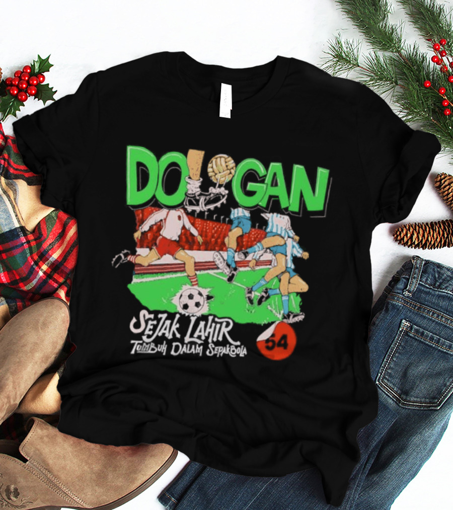 Dologan FC Sejak Lahir Tumbuh Dalam Sepakbola Retro Football Players And Field T-Shirt