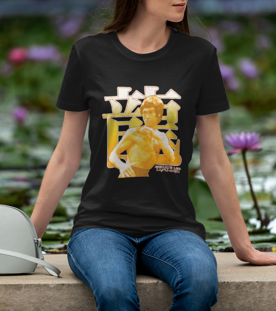 Bruce Lee Iconic Martial Arts Pose Chinese Characters T-Shirt
