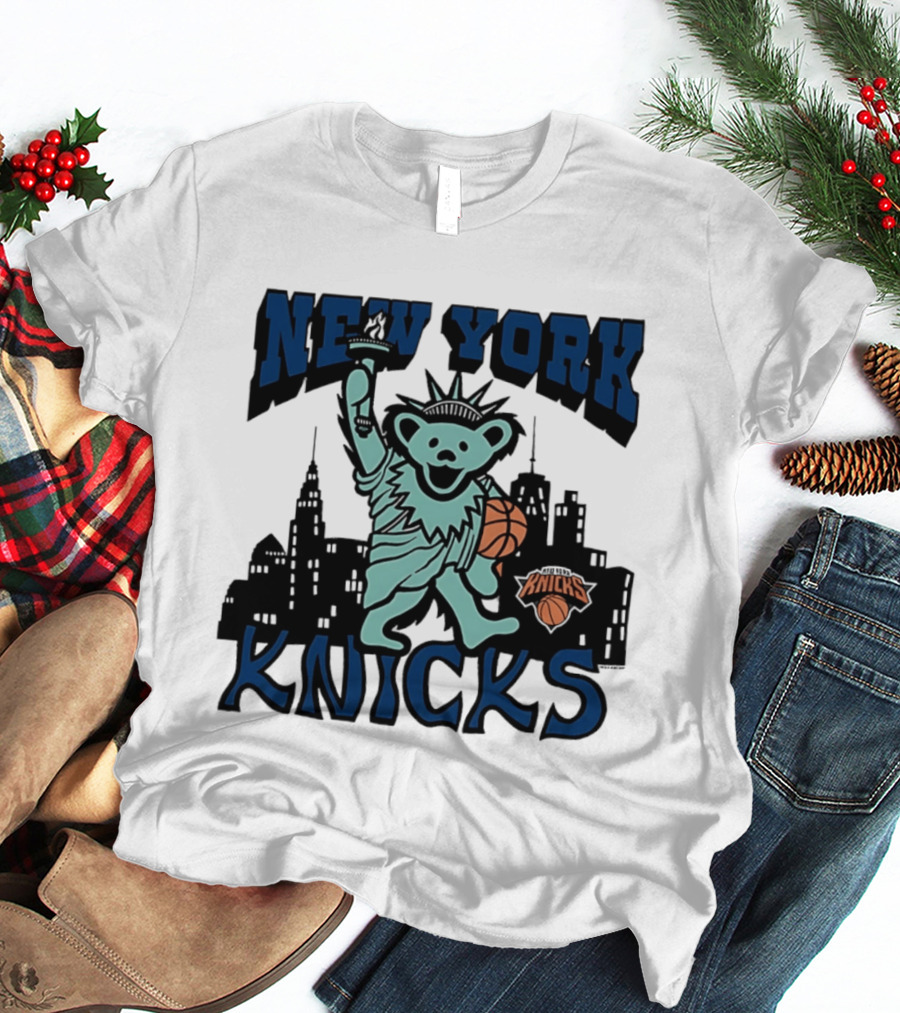 New York Knicks Bear Statue Of Liberty Basketball Skyline T-Shirt