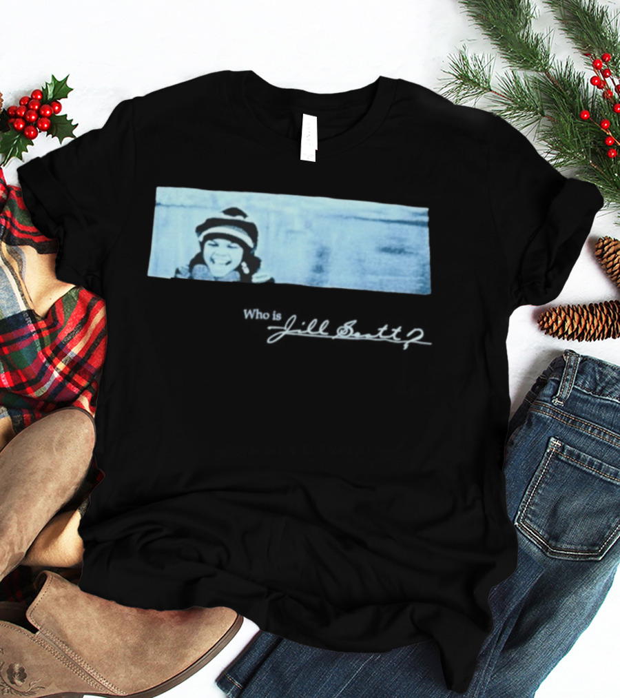 Jill Scott Smiling With Beanie And Scarf T-Shirt
