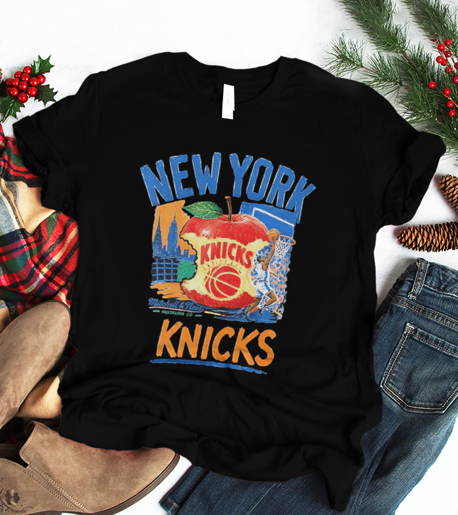 Mitchell & Ness New York Knicks NBA Apple Skyline Basketball Dunk Scene T-Shirt