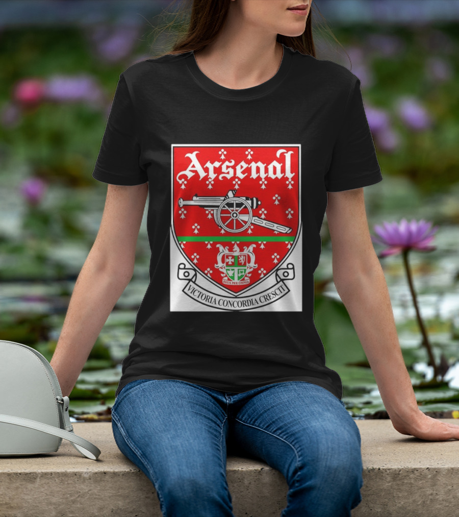 Arsenal FC Victoria Concordia Crescit Deus Per Omnia Crest Featuring Classic Cannon And Shield T-Shirt