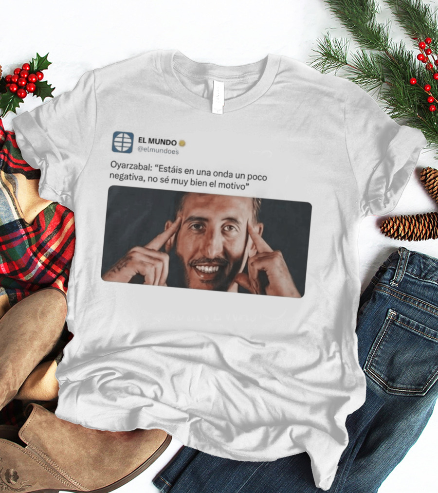 El Mundo Oyarzabal Estais En Una Onda Un Poco Negativa Sonriente Hombre T-Shirt