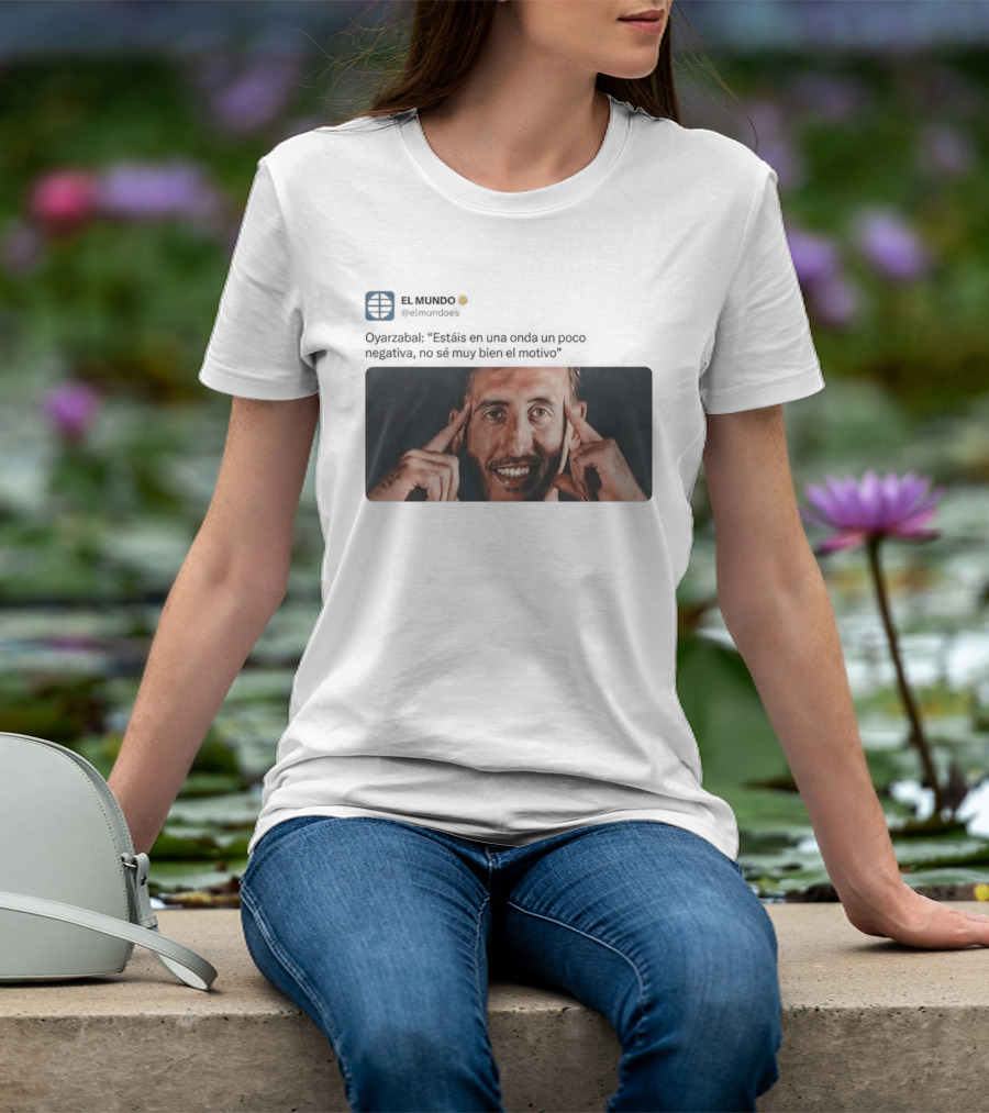 El Mundo Oyarzabal Estais En Una Onda Un Poco Negativa Sonriente Hombre T-Shirt