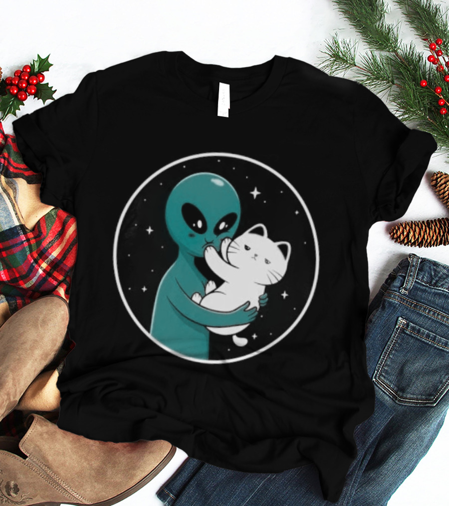 Even Aliens Love Cats Space Alien Embracing Kitty T-Shirt