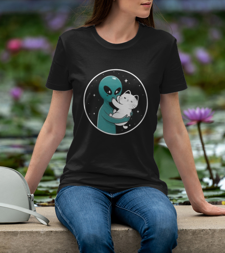 Even Aliens Love Cats Space Alien Embracing Kitty T-Shirt