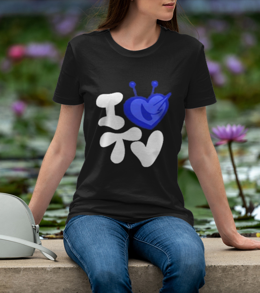 Paperboxmart I Love TV Blue Heart Antenna T-Shirt
