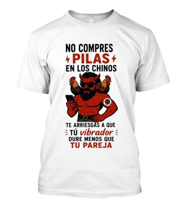 No Compres Pilas En Los Chinos Te Arriesgas A Que Tu Vibrador Dure Menos Que Tu Pareja Demonio Rojo Con Gallos Vibrador Humorístico T-Shirt