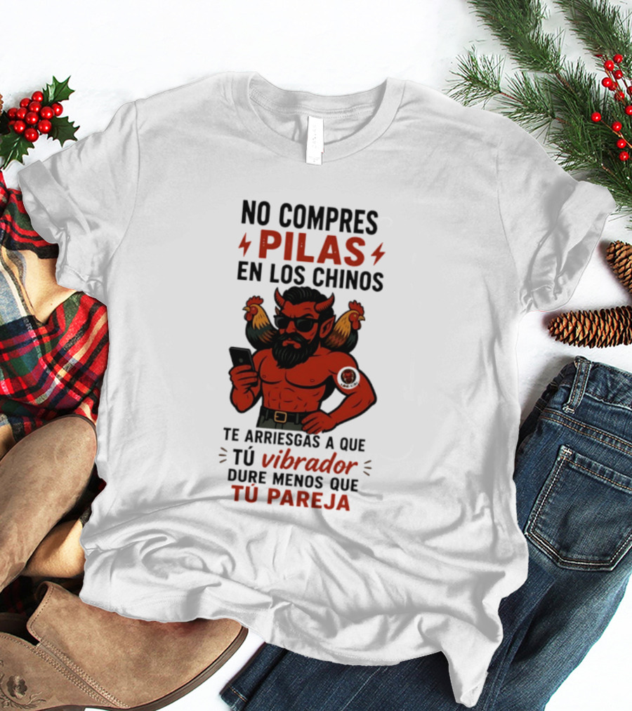 No Compres Pilas En Los Chinos Te Arriesgas A Que Tu Vibrador Dure Menos Que Tu Pareja Demonio Rojo Con Gallos Vibrador Humorístico T-Shirt