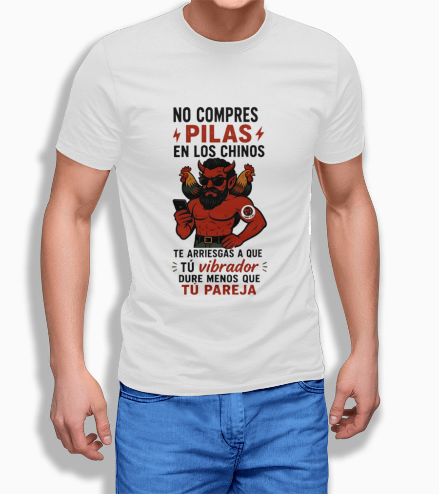 No Compres Pilas En Los Chinos Te Arriesgas A Que Tu Vibrador Dure Menos Que Tu Pareja Demonio Rojo Con Gallos Vibrador Humorístico T-Shirt