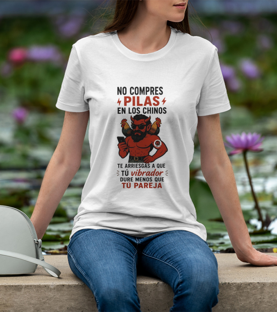 No Compres Pilas En Los Chinos Te Arriesgas A Que Tu Vibrador Dure Menos Que Tu Pareja Demonio Rojo Con Gallos Vibrador Humorístico T-Shirt