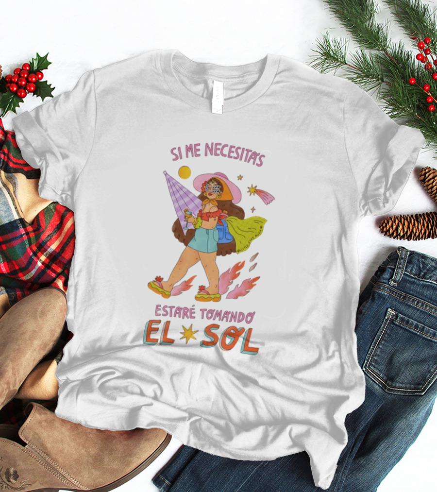 Si Me Necesitas Estaré Tomando El Sol Mujer Con Sombrero De Verano Y Cóctel Retro Vacaciones T-Shirt