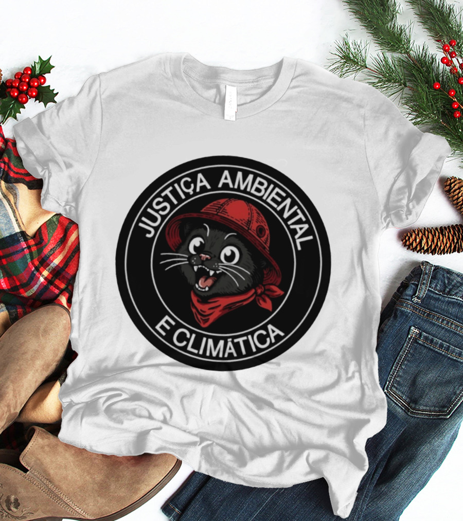 Justiça Ambiental E Climática Black Cat In Red Helmet And Bandana T-Shirt