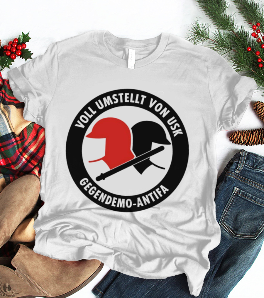 Voll Umstellt Von USK Gegendemo Antifa Helmet T-Shirt