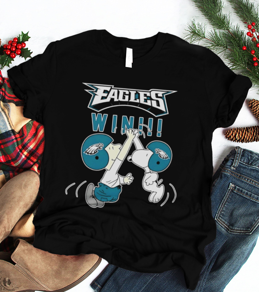 Philadelphia Eagles Win Peanuts Snoopy And Charlie Brown High Five T-Shirt