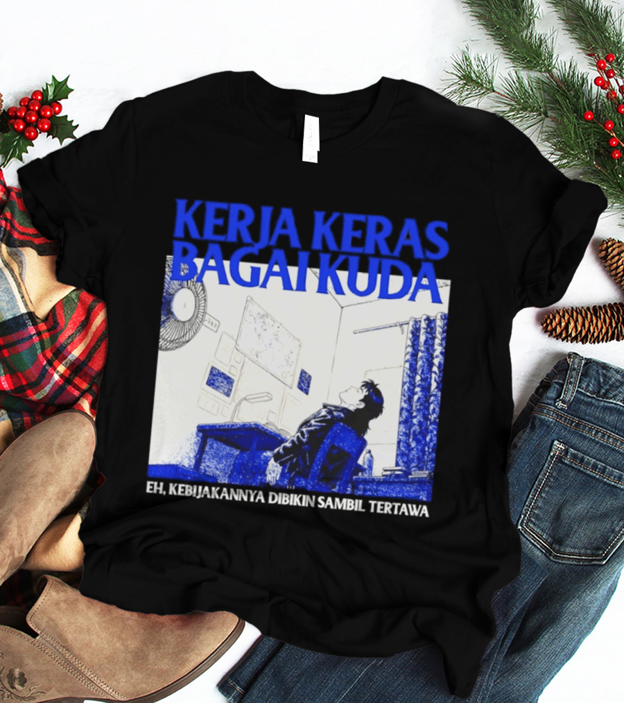 Kerja Keras Bagai Kuda Eh Kebijakannya Dibikin Sambil Tertawa Komik Pria Duduk Meja Dan Layar T-Shirt