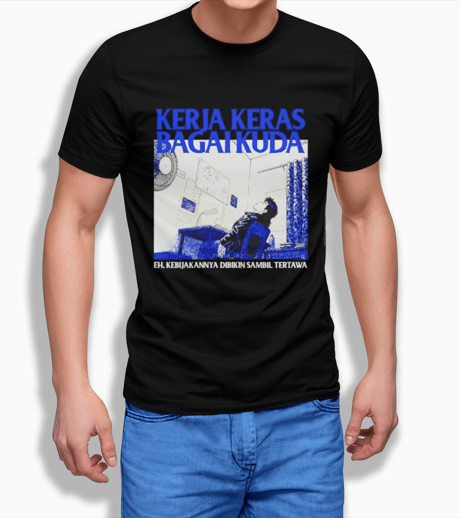 Kerja Keras Bagai Kuda Eh Kebijakannya Dibikin Sambil Tertawa Komik Pria Duduk Meja Dan Layar T-Shirt