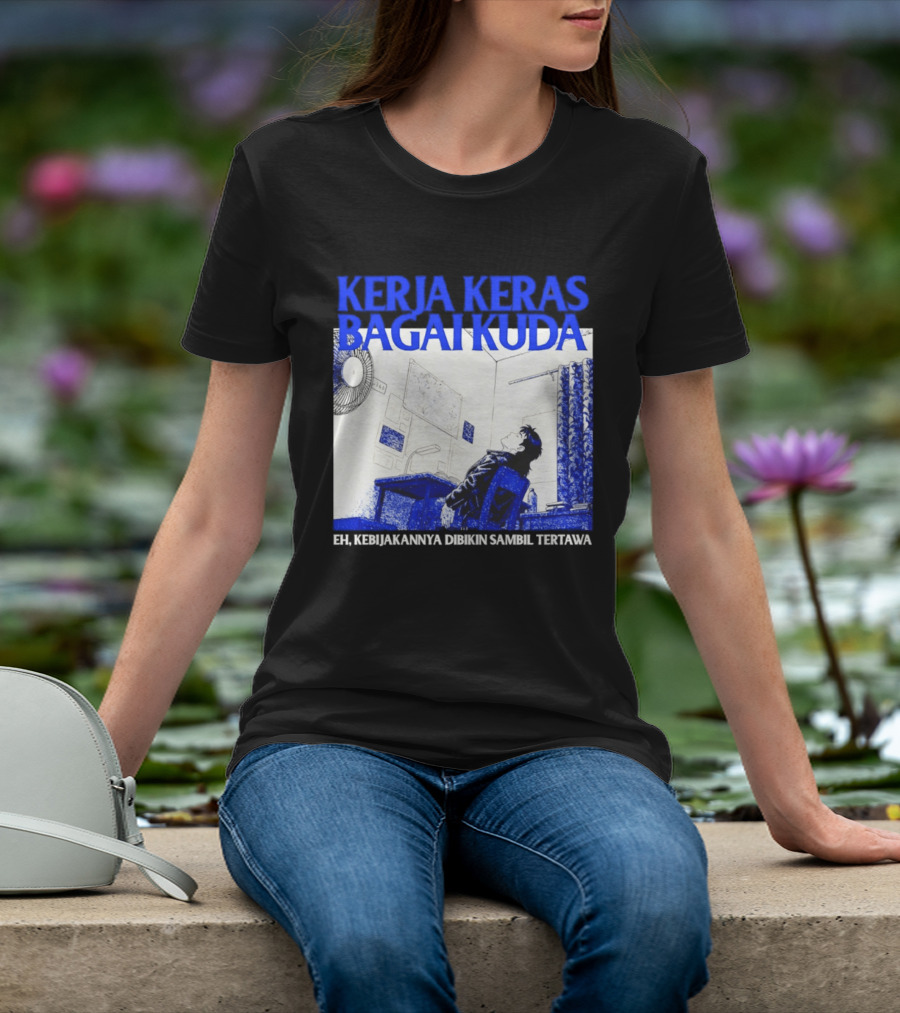 Kerja Keras Bagai Kuda Eh Kebijakannya Dibikin Sambil Tertawa Komik Pria Duduk Meja Dan Layar T-Shirt