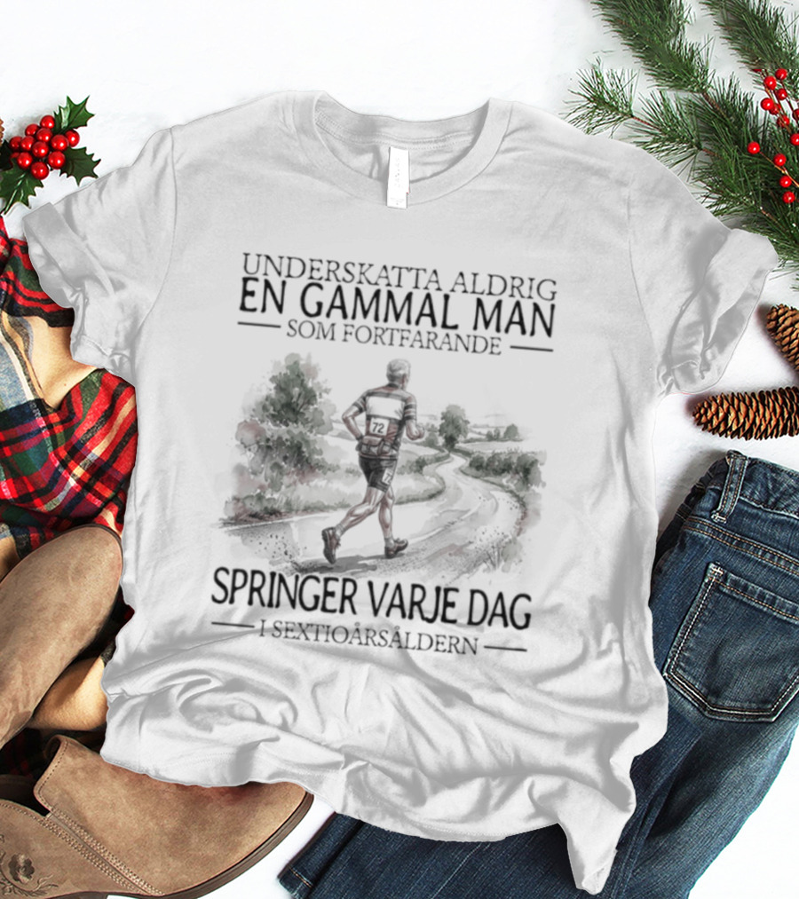 Underskatta Aldrig En Gammal Man Som Fortfarande Springer Varje Dag I Sextioårsåldern T-Shirt