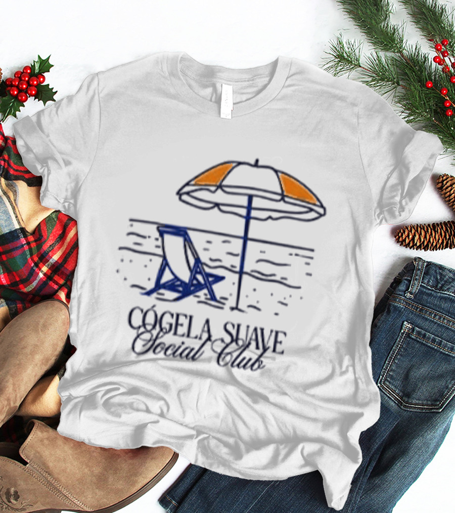 CógeLa Suave Social Club Esto Es Un Ratico Mañana No Se Sabe Playa Y Sombrilla T-Shirt