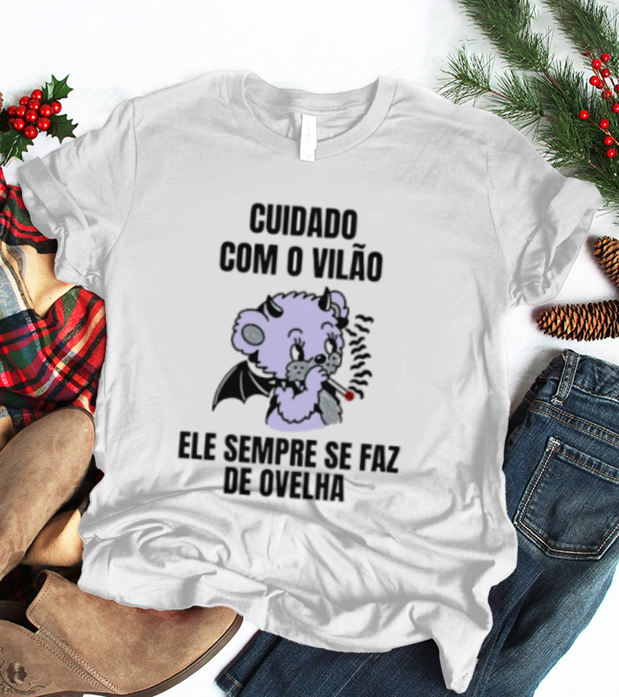 Cuidado Com O Vilão Ele Sempre Se Faz De Ovelha Desenho De Urso Com Asa E Cigarro T-Shirt