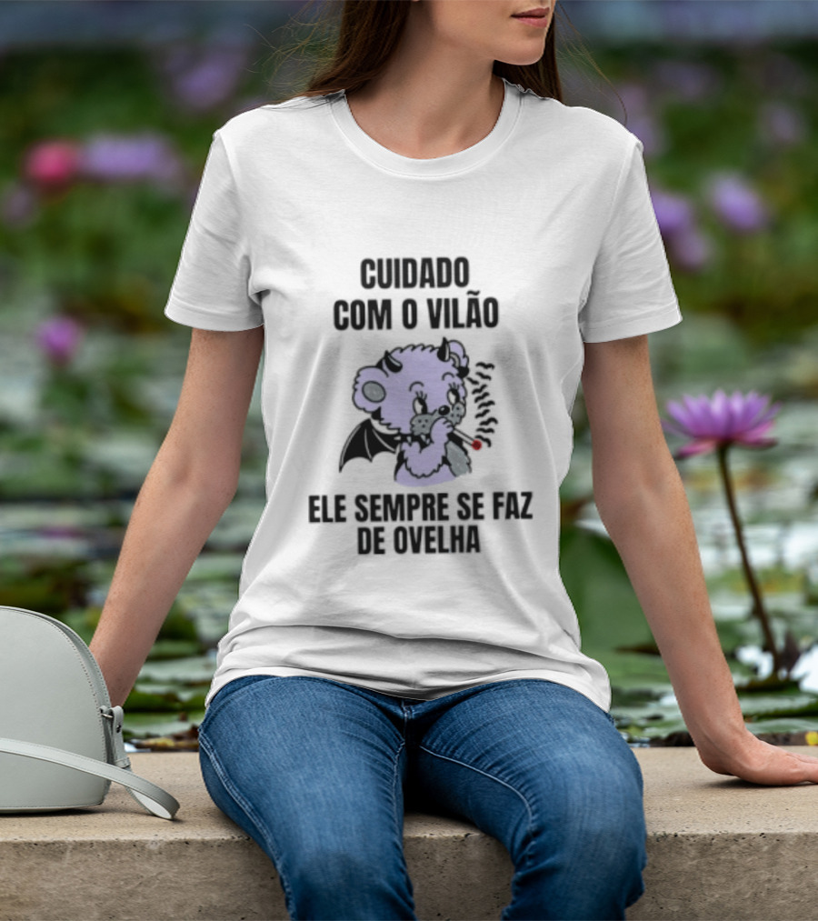 Cuidado Com O Vilão Ele Sempre Se Faz De Ovelha Desenho De Urso Com Asa E Cigarro T-Shirt