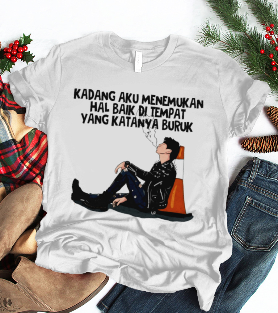 Kadang Aku Menemukan Hal Baik Di Tempat Yang Katanya Buruk Dengan Sosok Beristirahat Di Kursi Oranye T-Shirt