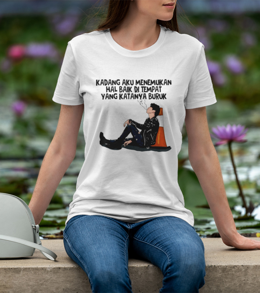 Kadang Aku Menemukan Hal Baik Di Tempat Yang Katanya Buruk Dengan Sosok Beristirahat Di Kursi Oranye T-Shirt