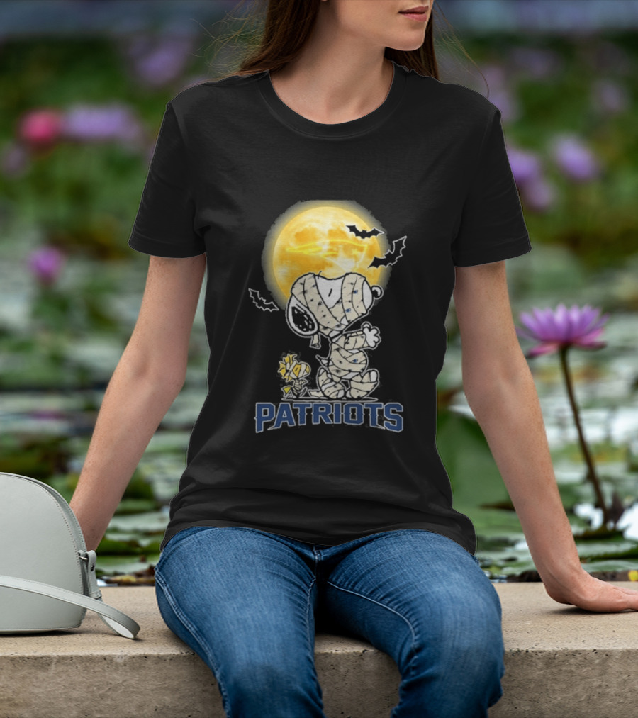 New England Patriots Snoopy Halloween 2026 Moon T-Shirt