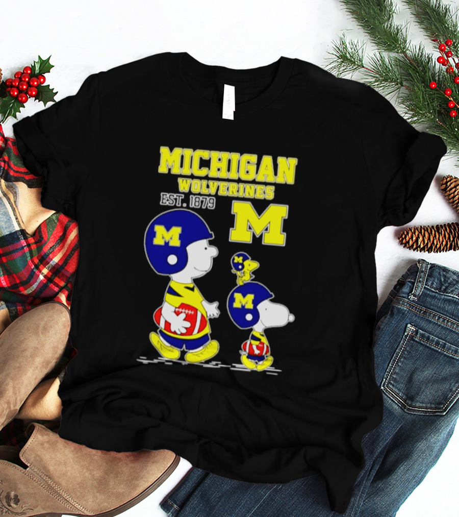 Michigan Wolverines EST 1879 Snoopy Charlie Brown Football Iconic M T-Shirt
