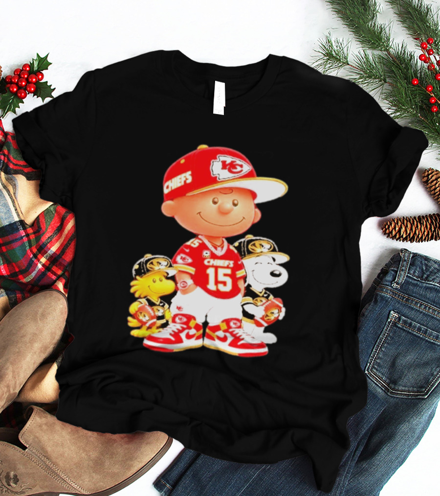 Peanuts Chiefs Patrick Mahomes Football Kansas City Charlie Brown Snoopy Woodstock T-Shirt