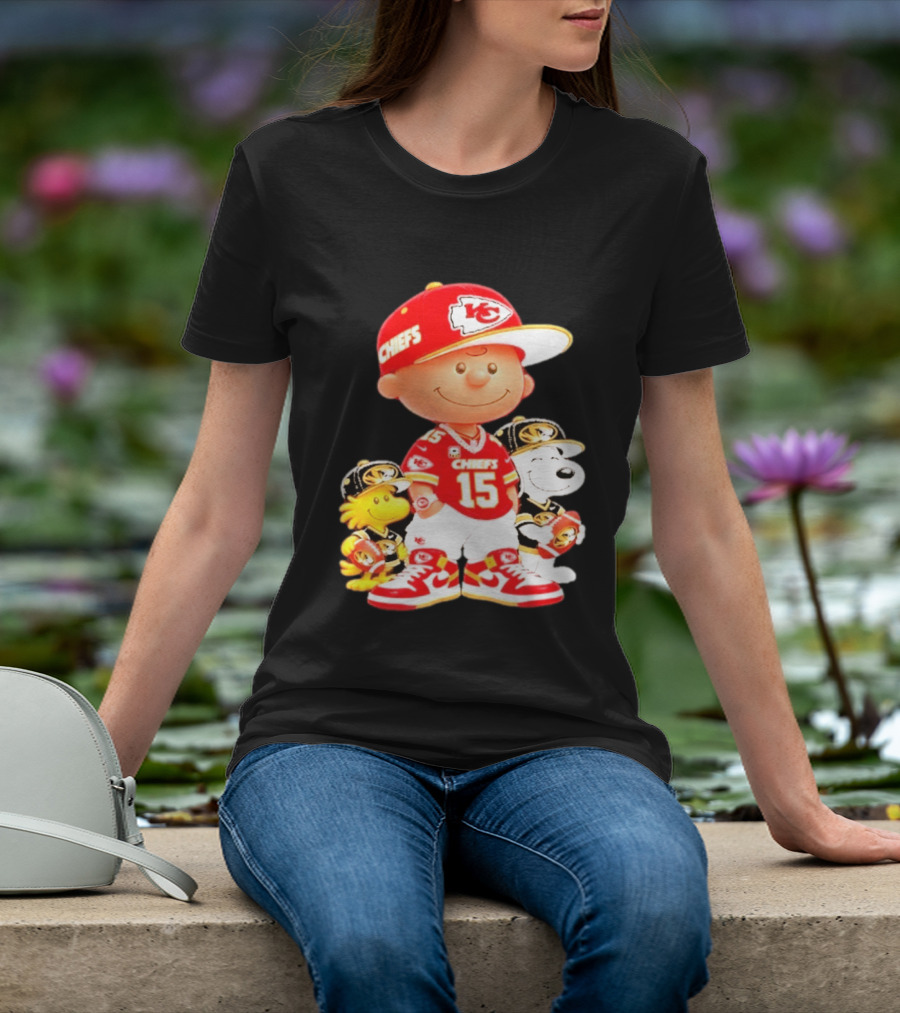 Peanuts Chiefs Patrick Mahomes Football Kansas City Charlie Brown Snoopy Woodstock T-Shirt