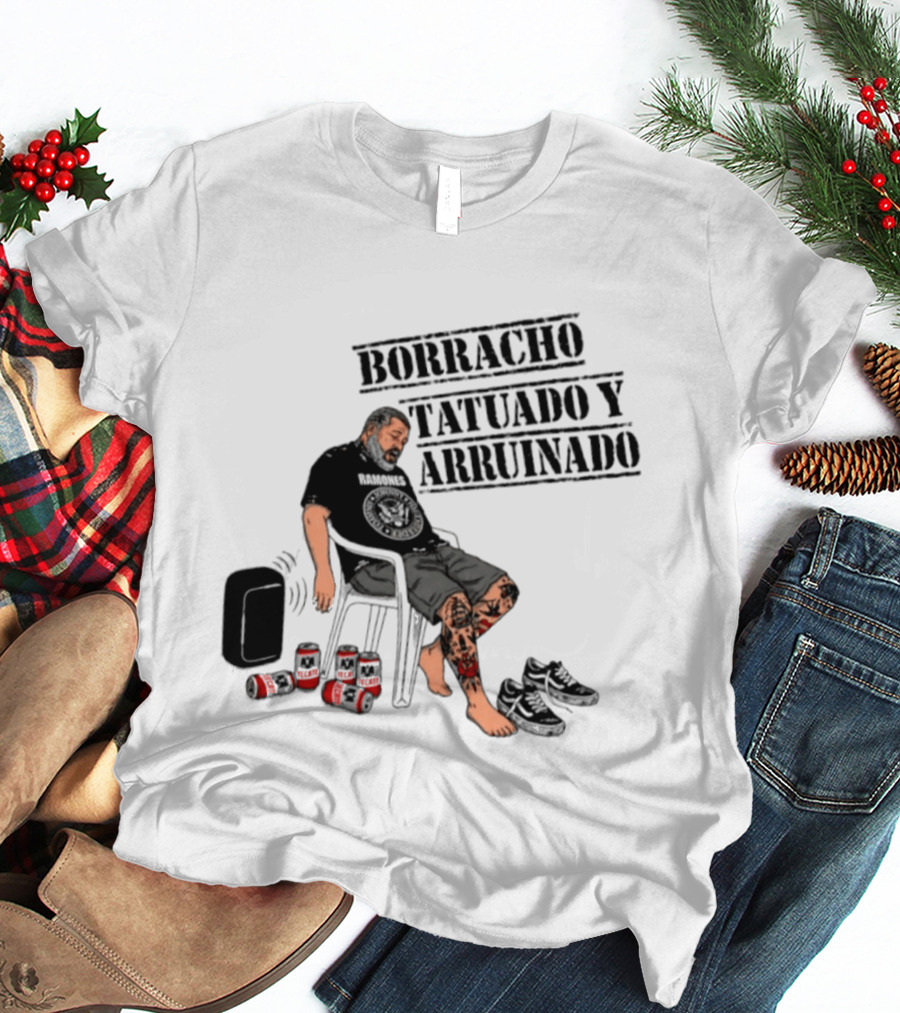 Borracho Tatuado Y Arruinado Hombre Con Pierna Tatuada Y Botellas Vibrando T-Shirt