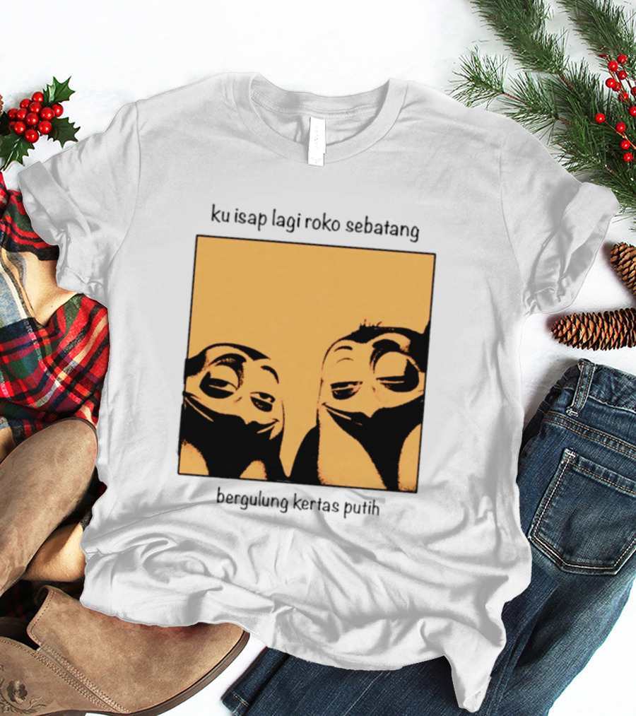 Ku Isap Lagi Roko Sebatang Bergulung Kertas Putih Private Kowalski T-Shirt