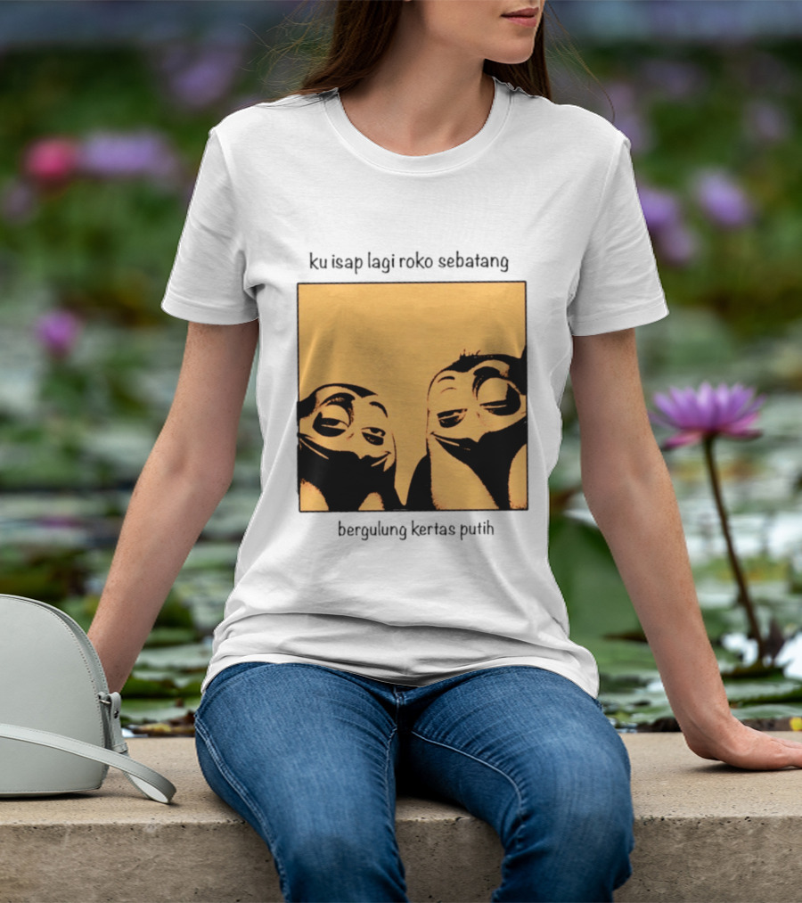 Ku Isap Lagi Roko Sebatang Bergulung Kertas Putih Private Kowalski T-Shirt