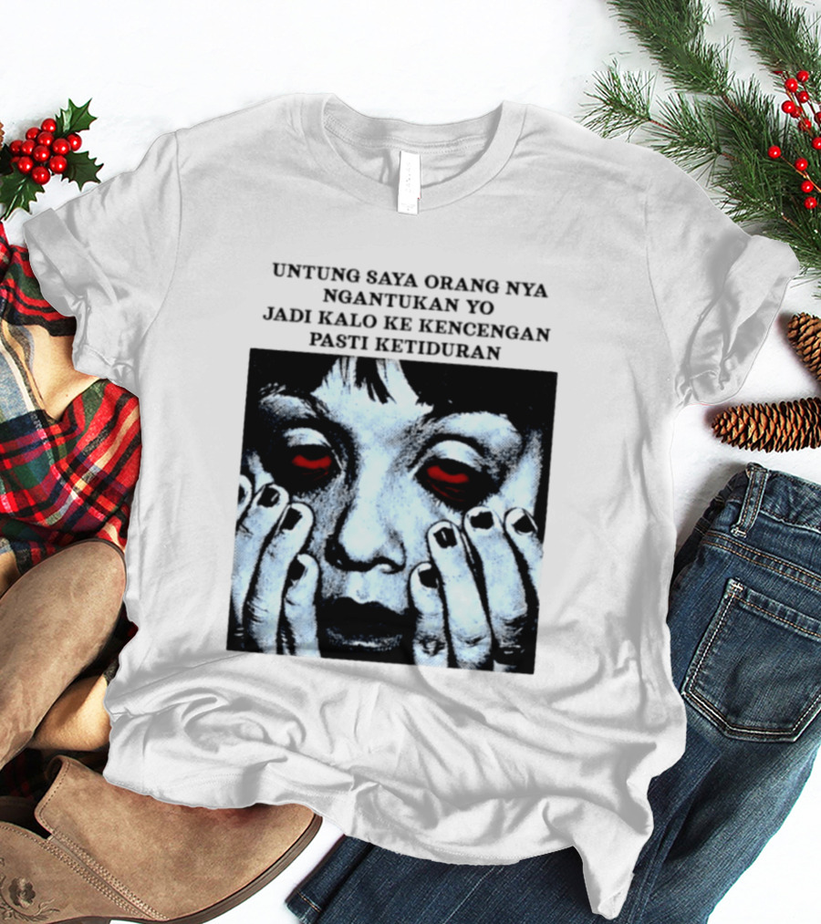 Untung Saya Orang Nya Ngantukan Yo Jadi Kalo Ke Kencengan Pasti Ketiduran Mata Merah Menahan Kantuk T-Shirt
