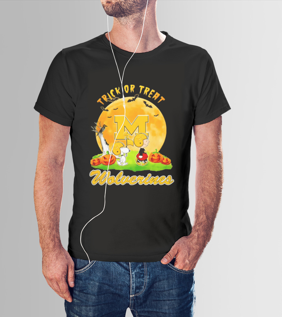 Michigan Wolverines Peanuts Trick Or Treat Halloween Moon T-Shirt