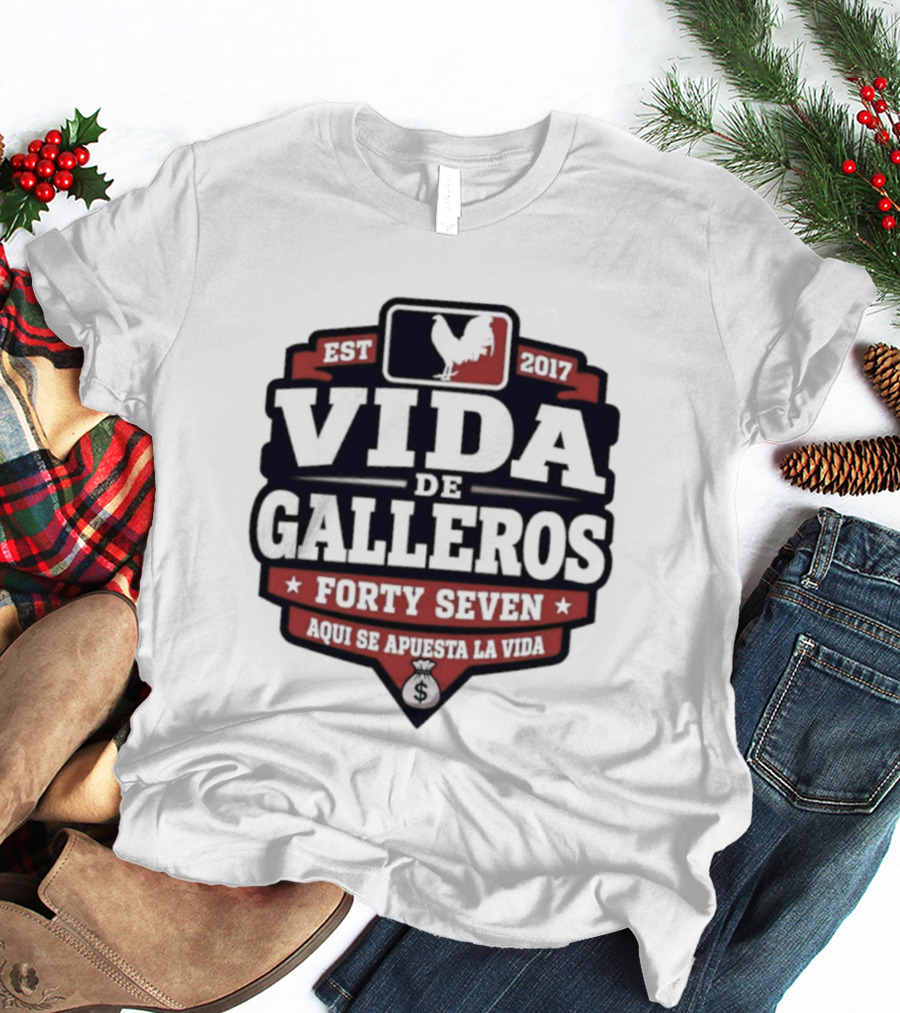 Vida De Galleros Est 2017 Forty Seven Aqui Se Apuesta La Vida Rooster T-Shirt