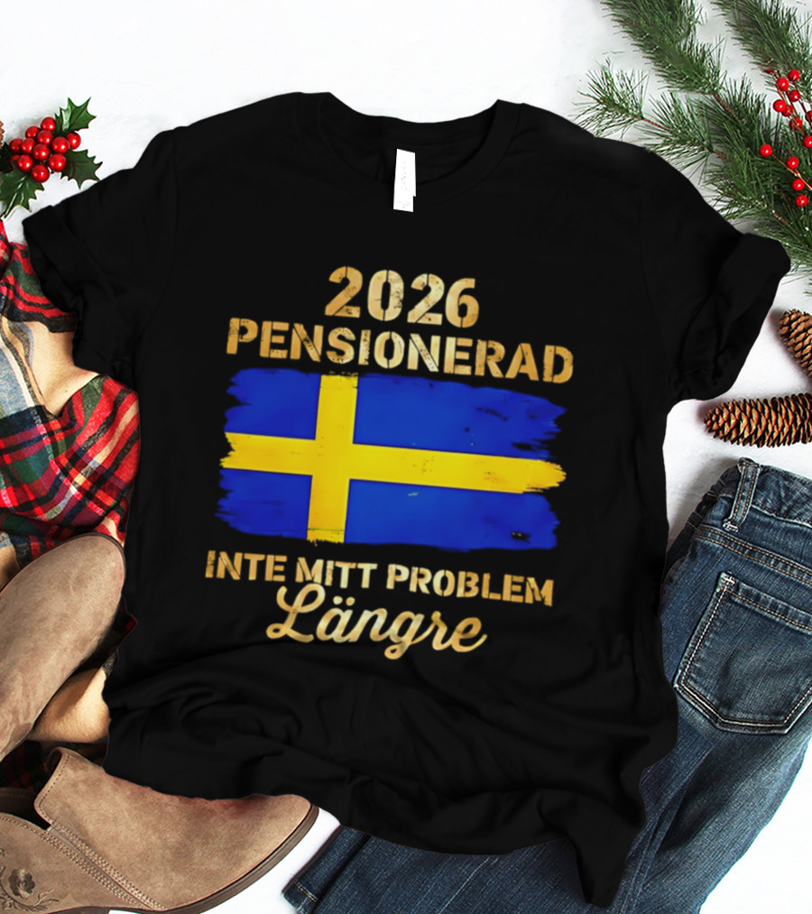 2026 Pensionerad Inte Mitt Problem Längre Svenska Flagga T-Shirt