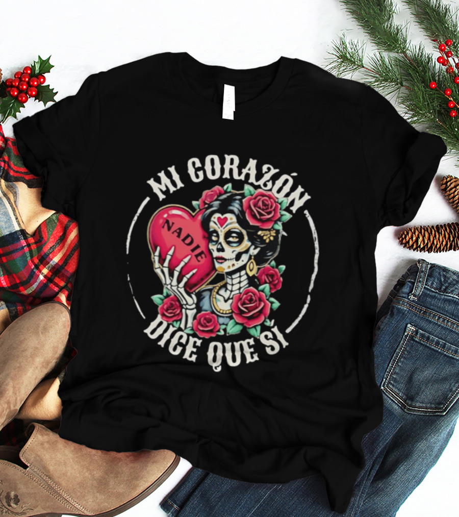 Mi Corazon Dice Que Si Nadie Flower Skeleton Girl With Heart And Roses T-Shirt