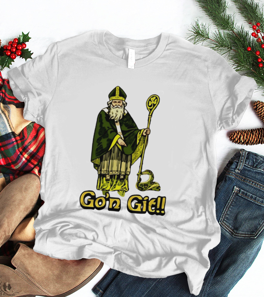 St Patrick With Shamrock Staff And Snake Go'n Git T-Shirt