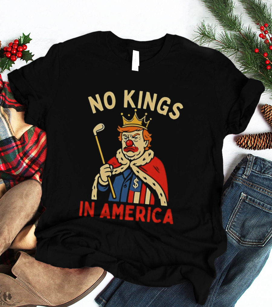 No Kings In America Trump Clown Wearing Crown And Red Nose Golf Club T-Shirt