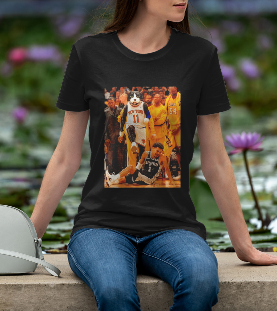 New York Knicks 11 Cat Dunks On Spurs Player Victor Wembanyama With Crowd And Lakers Players T-Shirt