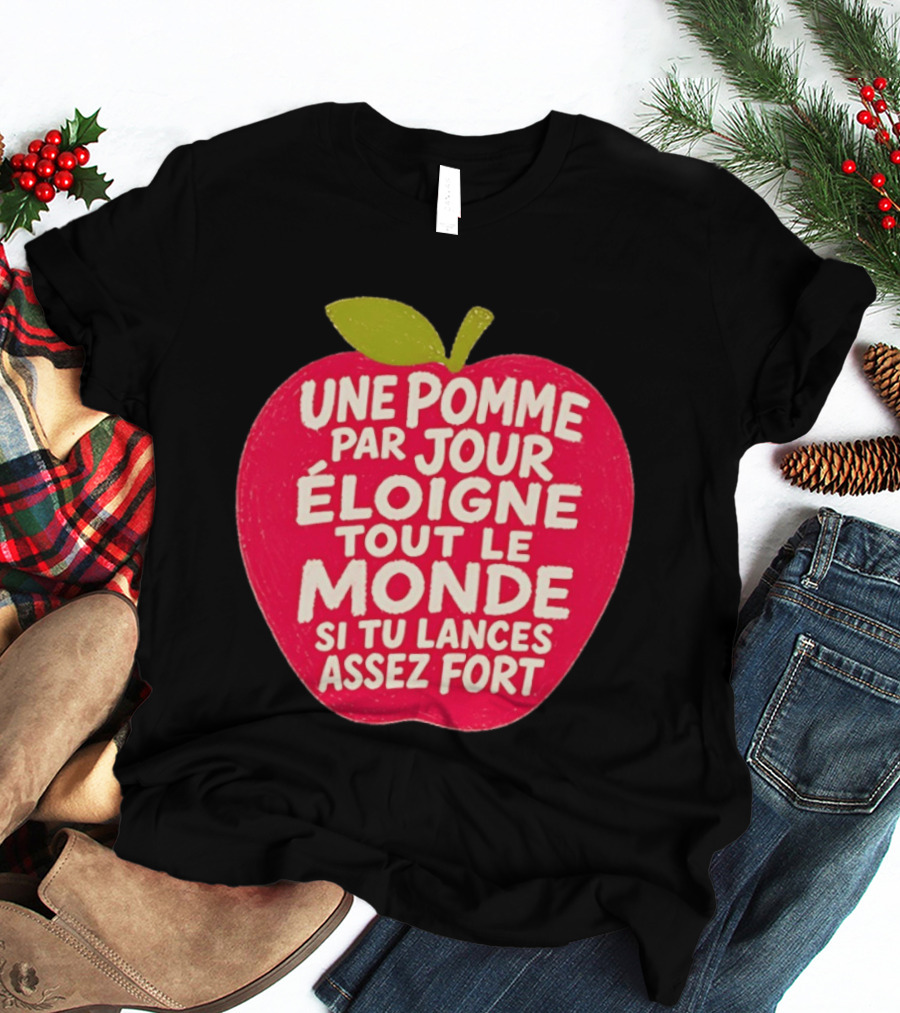 Une Pomme Par Jour Éloigne Tout Le Monde Si Tu Lances Assez Fort Humor Phrase T-Shirt