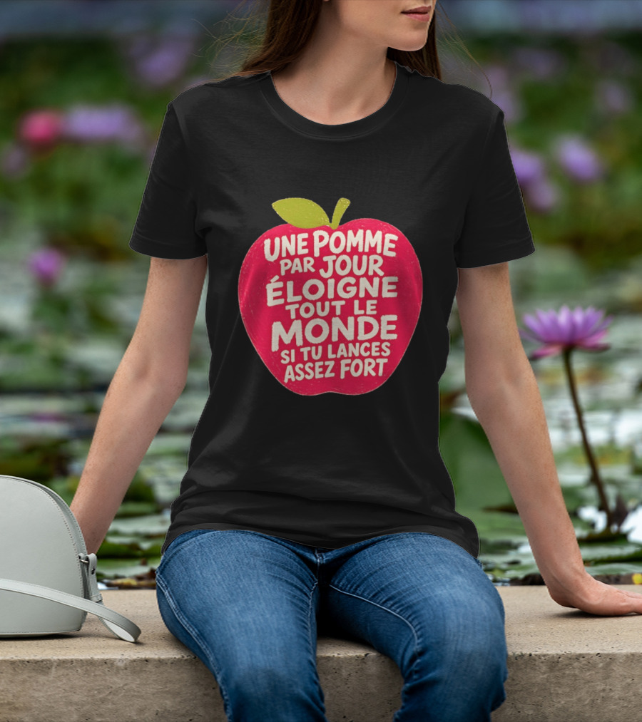 Une Pomme Par Jour Éloigne Tout Le Monde Si Tu Lances Assez Fort Humor Phrase T-Shirt