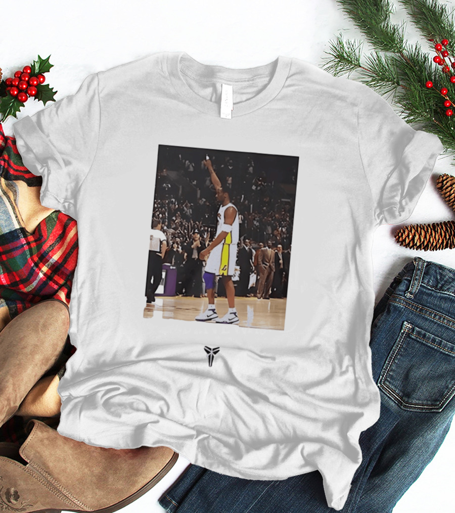 Kobe Bryant Los Angeles Lakers NBA Iconic Court Celebration T-Shirt