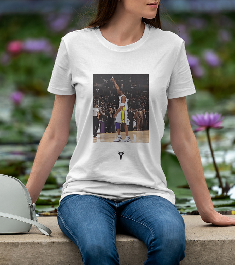 Kobe Bryant Los Angeles Lakers NBA Iconic Court Celebration T-Shirt