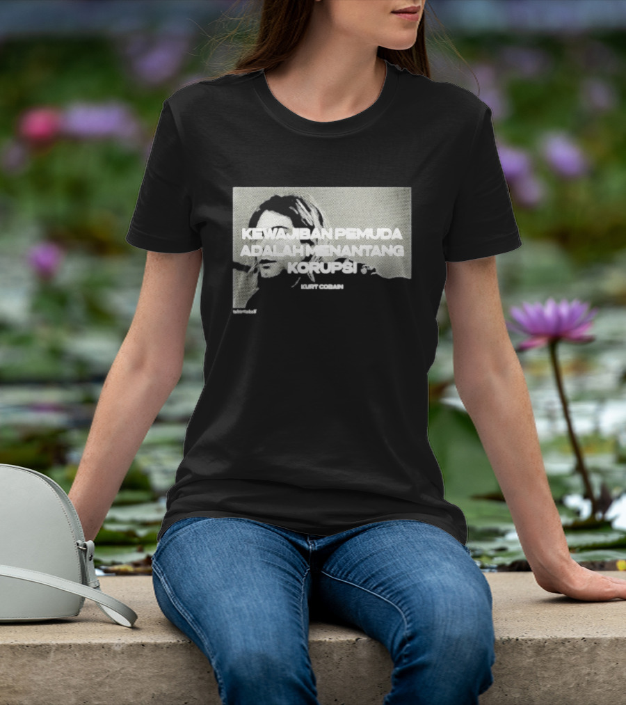 Kurt Cobain Kewajiban Pemuda Adalah Menantang Korupsi T-Shirt