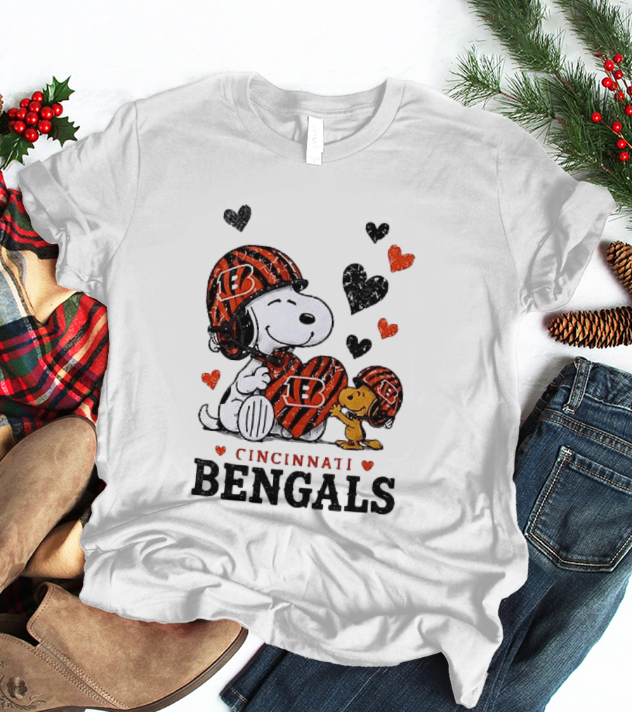 Cincinnati Bengals Peanuts Snoopy And Woodstock Love Hearts T-Shirt